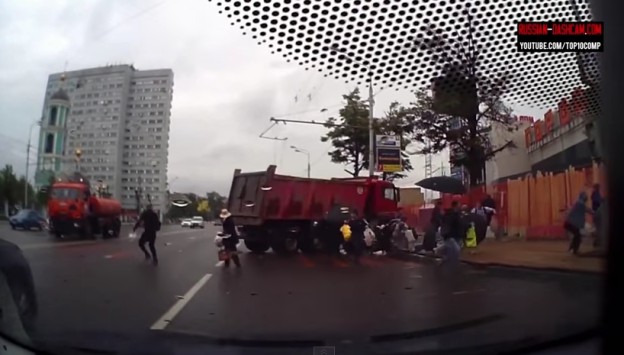 Videa bouraček: náklaďák jede do lidí