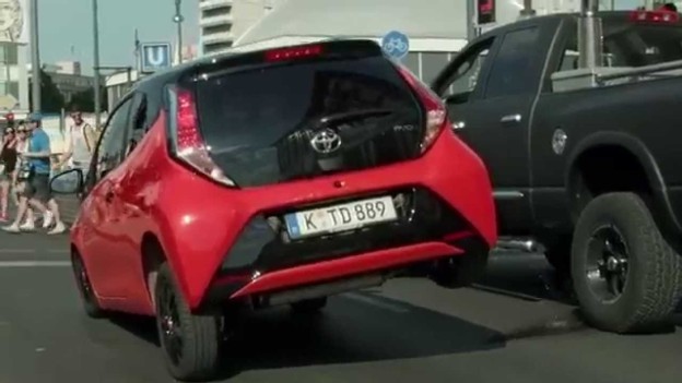 Cool reklama – Toyota Aygo čůrá jako pejsek