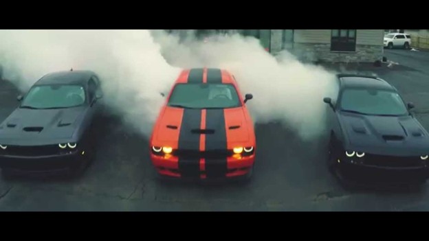 Dobrý den, půjdou kluci ven? – Dodge Challenger Hellcats burnout