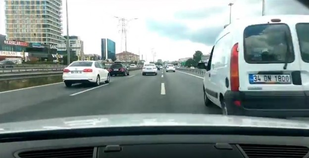 Audi TT se řítí po turecké dálnici