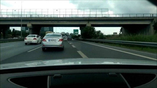 Bláznivý Turek kličkuje na dálnici mezi auty v Audi TT