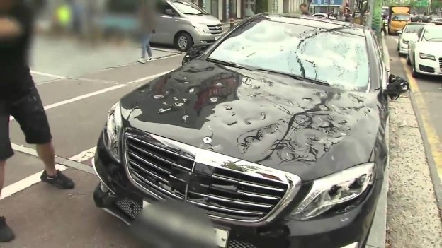 Demolice Mercedesu S 63 AMG golfovou holí