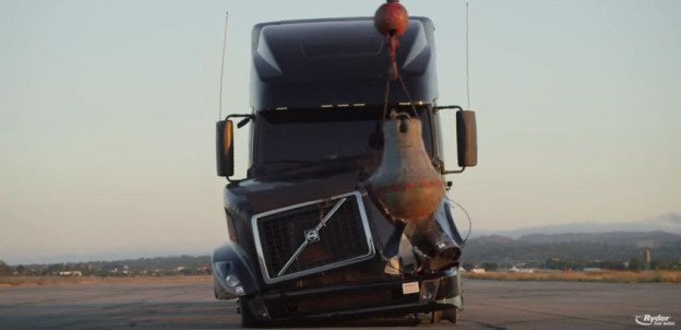 Demolice kamionu Volvo v reklamě