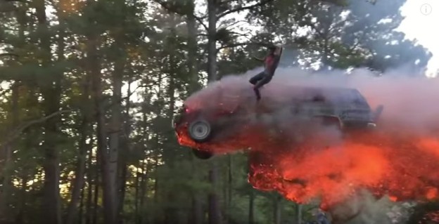 Skok z hořícího auta na zpomaleném záběru