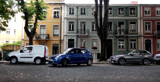 Smart v reklamě parkuje mezi dvěma Mercedesy
