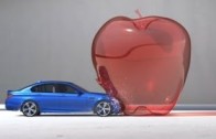 BMW M5 jako projektil – krásná reklama