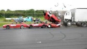 Crash test – kamion smete pět aut a dodávku