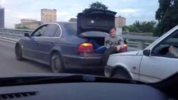 Když v Rusku nemáte lano na odtažení auta