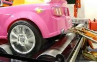 Kolik má koní růžový Barbie Mustang? Plastová příšera na brzdě