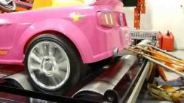 Kolik má koní růžový Barbie Mustang? Plastová příšera na brzdě