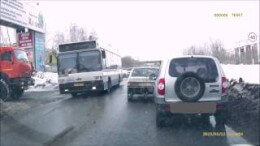 Nakopnu tě a jeď! – Váhavého řidiče donutí k odbočení až kopanec do nárazníku