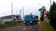 Nehoda na přejezdu – nepojízdný náklaďák a vlak
