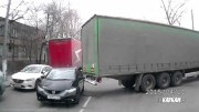 Pojedeš se mnou! Odbočující kamion zahákne a odtáhne auto