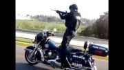 Policajti – akrobati na motorkách – takhle si užívají službu v Mexiku