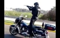 Policajti – akrobati na motorkách – takhle si užívají službu v Mexiku