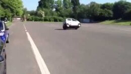 To je bezpečnost! Tata Nano se převrátí na bok i při jízdě krokem!