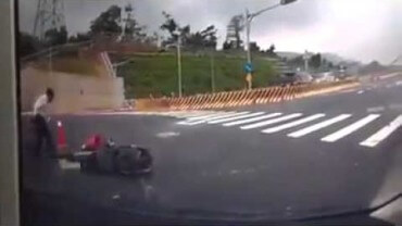 Tohle nevymyslíš! Řidič skútru zmizí v otevřeném kanálu