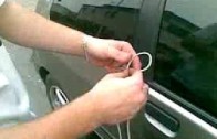 Zabouchli jste si klíče v autě? Zkuste tenhle trik s provázkem.