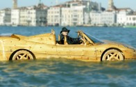 Už jste viděli dřevěné Ferrari, které plave?