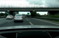 Bláznivý Turek kličkuje na dálnici mezi auty v Audi TT