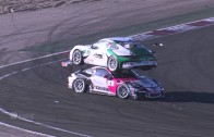 Hopla! Závodní Porsche skončilo na střeše jiného Porsche
