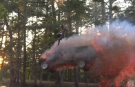 Skok z hořícího auta – kaskadérský kousek v přírodě