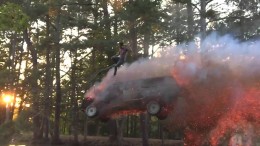 Skok z hořícího auta – kaskadérský kousek v přírodě