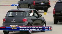 Žádný papamobil – Papež František odjel z letiště ve Fiatu 500 L