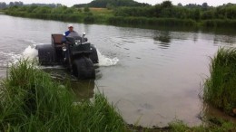 Ruská tříkolka velká jak náklaďák umí i plavat