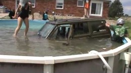 Skočit s Jeepem do zahradního bazénu? Proč ne!