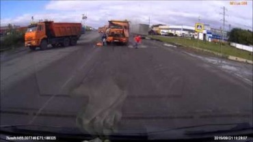 Srážka dvou náklaďáků při dávání přednosti chodci