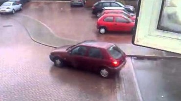 Ženská logika: Když auto klouže po náledí, nejlepší nápad je vystoupit