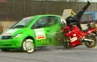 Crash test: Motorka versus osobní auto