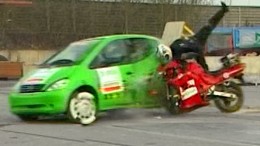 Crash test: Motorka versus osobní auto