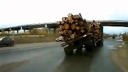 Jízda po dvou kolech s náklaďákem plným dřeva